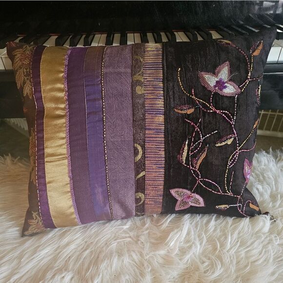 BEAUTIFUL HAND EMBROIDERED PILLOW - Picture 5 of 5
